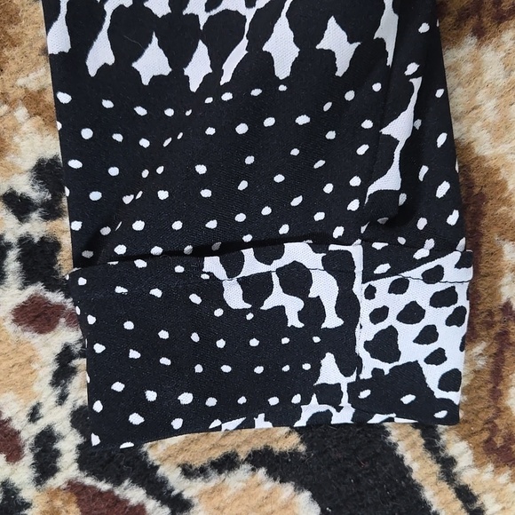 Vintage 70s Polyester Blouse Shirt Daggar Collar Abstract Black and White 1970s - Picture 8 of 15